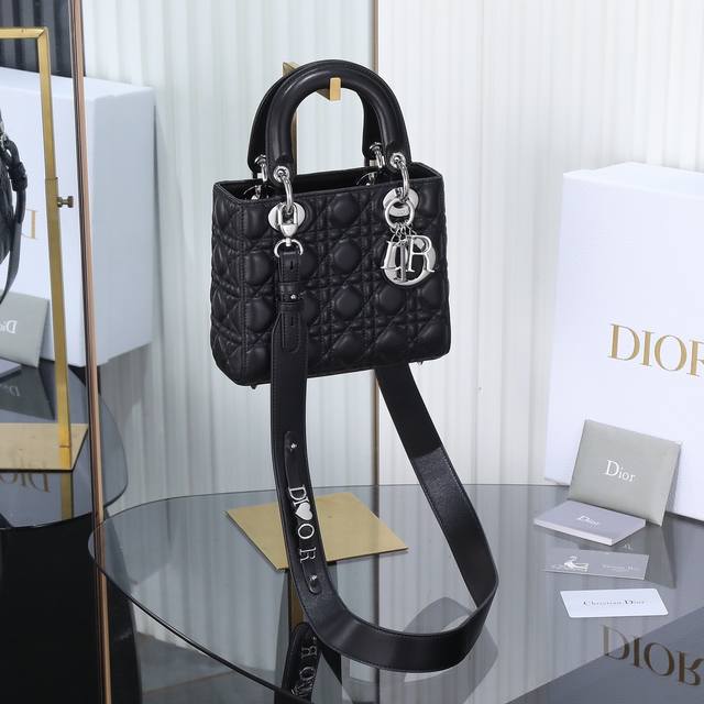 原厂皮 Lady Dior 四格黑色银扣，经典款戴妃包手袋集中体现了 Dior 对典雅和美丽的深刻洞见。精心制作，以藤格纹缉面线打造醒目的绗缝细节，高雅经典的设