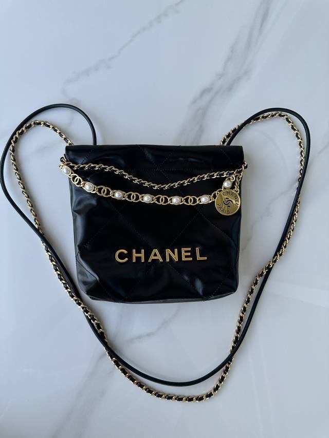 品牌:Chanel型号:As3980挂饰 简介:原单质量，经典之作，华丽与气质的前沿，是你意想不到的尊贵。皮种:原单进口牛皮，里配原版布。五金:原版五金配制尺寸