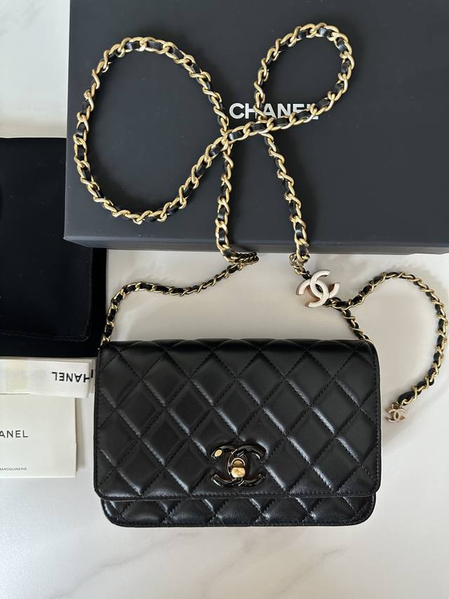 品牌：Chanel型号:Ap3938简介:原单质量，经典之作，华丽气与质的前沿，是意你想不的到尊贵。皮种:原单口进小羊皮，里原配版布。五金:原版金五配制尺寸:1