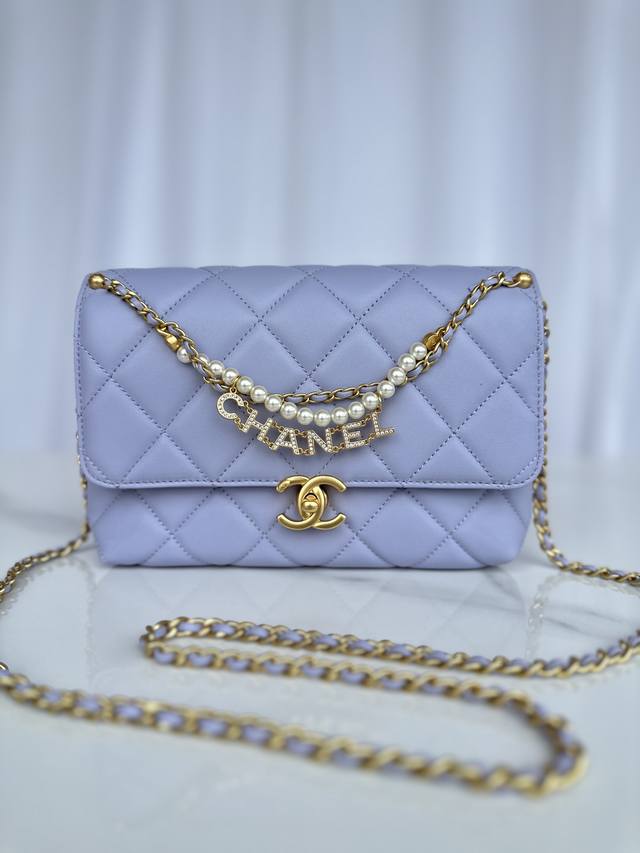品牌:Chanel型号:As5011 简介:原单质量，经典之作，华丽与气质的前沿，是你意想不到的尊贵。皮种:原单进口羊皮，里配原版小羊皮。五金:原版五金配制尺寸
