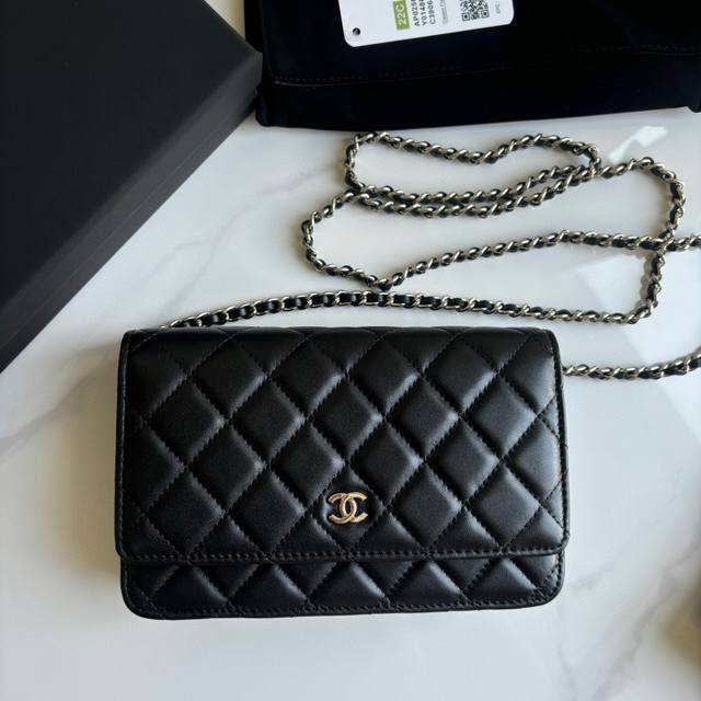 品牌:Chanel型号:黑色 简介:原单质量，经典之作，华丽与气质的前沿，是你意想不到的尊贵。皮种:原单进口羊皮，里配原版布。五金:原版五金配制尺寸:19Cmx - 点击图像关闭