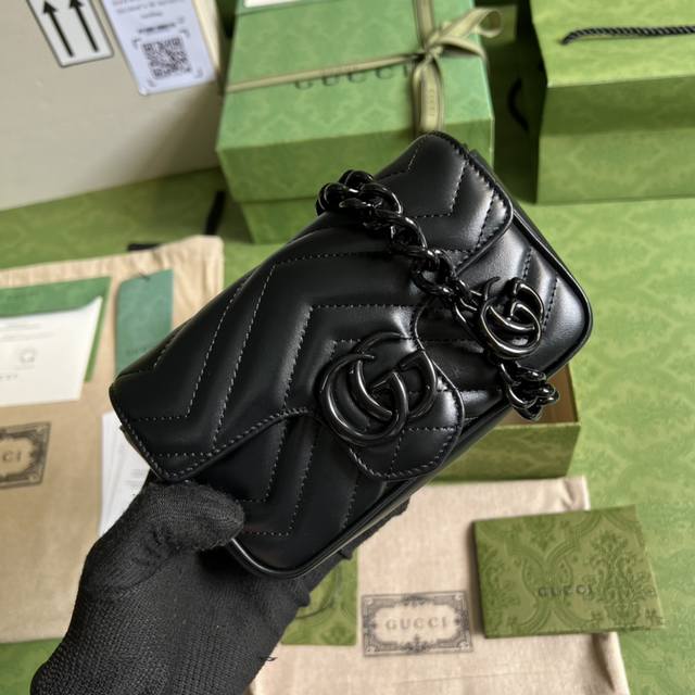 配全套原厂绿盒包装 Gg Marmont链条马卡龙系列黑色迷你手袋，配有钥匙扣，可以用于将此袋绑缚在另外更大的手袋上。采用颇具结构化的柔软造型，翻盖扣配以gg金