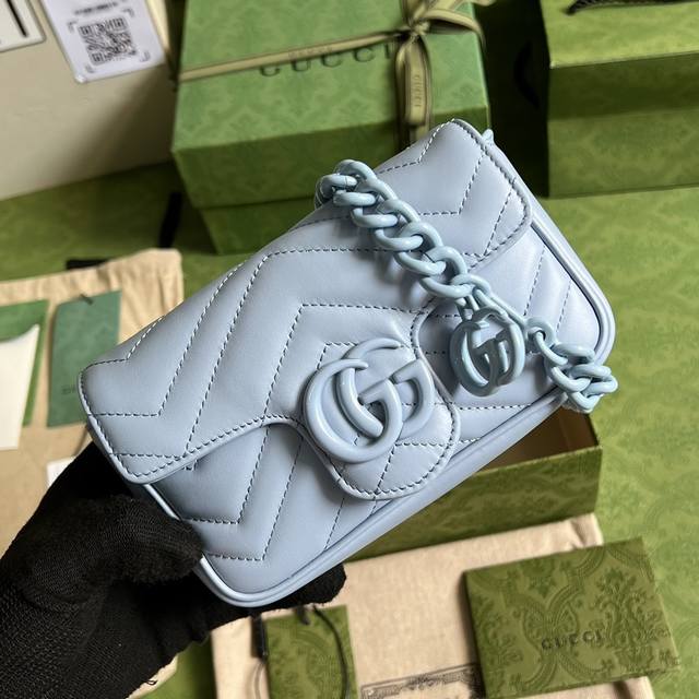 配全套原厂绿盒包装 Gg Marmont链条马卡龙系列蓝色迷你手袋，配有钥匙扣，可以用于将此袋绑缚在另外更大的手袋上。采用颇具结构化的柔软造型，翻盖扣配以gg金