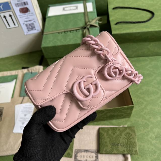 配全套原厂绿盒包装 Gg Marmont链条马卡龙系列粉色迷你手袋，配有钥匙扣，可以用于将此袋绑缚在另外更大的手袋上。采用颇具结构化的柔软造型，翻盖扣配以gg金 - 点击图像关闭