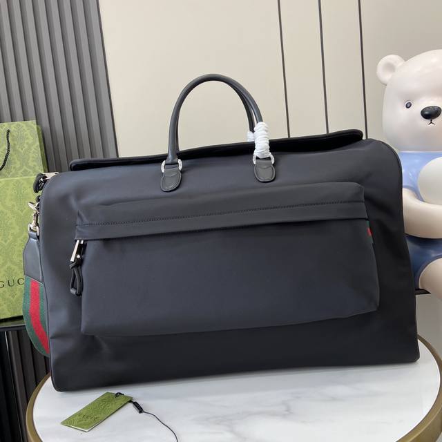 配全套原厂绿色礼品袋 新品gg法杜尔系列旅行包。这款行李袋为2024秋冬男装推出，将圆滑的线条与运动态度融合在一起。这款黑色尼龙材质柔软而耐穿，为浮雕中微妙的古
