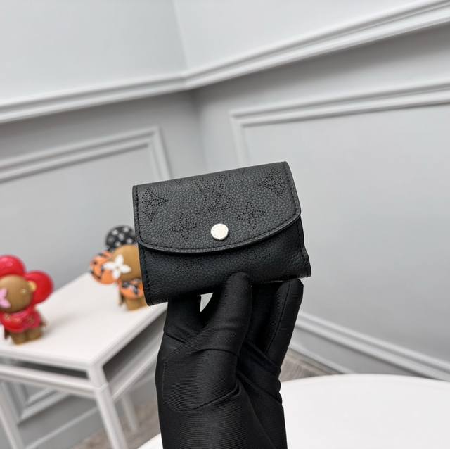 顶级原单 M67498黑象征路易 维顿 Louis Vuitton 的单体图案，用美丽的玛希娜皮革制成的“Portofouille Iris Xs”。带有圆形的 - 点击图像关闭